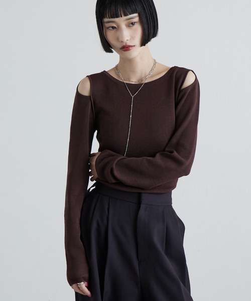 Lui's(ルイス)の「ボートネックショルダーデザインニットトップス(ニット/セーター・レディース・ブラウン/ベージュ/ブラック・FREE)」の2枚目の写真