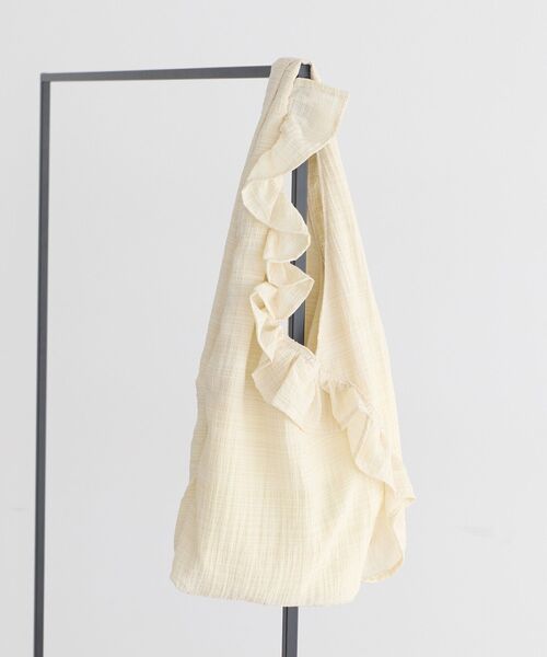 earth music&ecology（アースミュージックアンドエコロジー）の「フリルトライアングルバッグ（ボストンバッグ・レディース・ブラック/アイボリー/イエロー・FREE）」の15枚目の写真