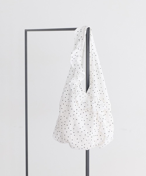 earth music&ecology（アースミュージックアンドエコロジー）の「フリルトライアングルバッグ（ボストンバッグ・レディース・ブラック/アイボリー/イエロー・FREE）」の2枚目の写真