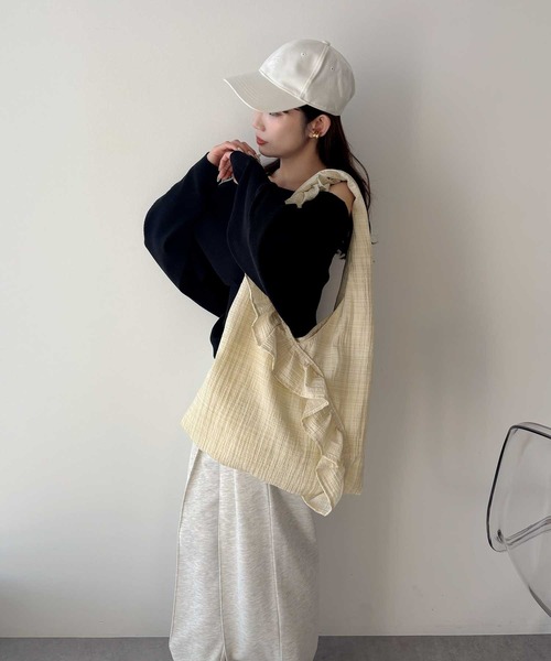 earth music&ecology（アースミュージックアンドエコロジー）の「フリルトライアングルバッグ（ボストンバッグ・レディース・ブラック/アイボリー/イエロー・FREE）」の5枚目の写真