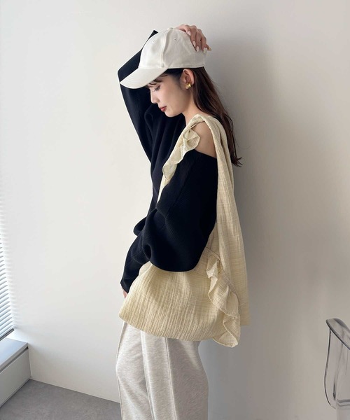 earth music&ecology（アースミュージックアンドエコロジー）の「フリルトライアングルバッグ（ボストンバッグ・レディース・ブラック/アイボリー/イエロー・FREE）」の4枚目の写真