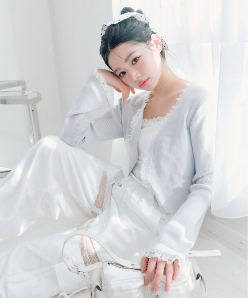 OLIVE des OLIVE（オリーブデオリーブ）の「袖レース配色カーデ（カーディガン/ボレロ・レディース・オフホワイト/サックスブルー/ブラック/ピンク・FREE）」の4枚目の写真