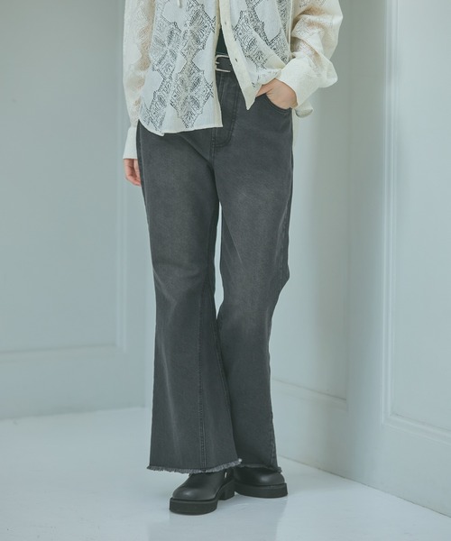 LAKOLE（ラコレ）の「フリンジフレアデニムパンツ /642717（デニムパンツ・レディース・インディゴブルー/ベージュ/ブラック・LARGE/MEDIUM）」の2枚目の写真