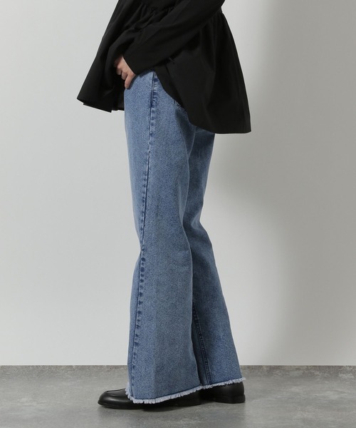 LAKOLE（ラコレ）の「フリンジフレアデニムパンツ /642717（デニムパンツ・レディース・インディゴブルー/ベージュ/ブラック・LARGE/MEDIUM）」の9枚目の写真