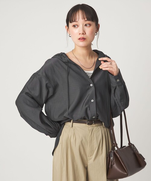 green label relaxing(グリーンレーベルリラクシング)の「フード シャツ UVカット 接触冷感(シャツ/ブラウス・レディース・オフホワイト/モカ/ダークグレー・FREE)」の2枚目の写真
