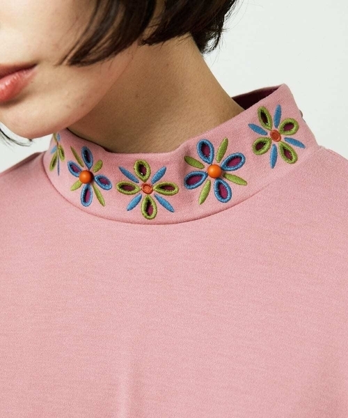 Jocomomola(ホコモモラ)の「ベアスムース 配色フラワー刺繍カットソー(Tシャツ/カットソー・レディース・ブルー/グリーン/アイボリー/ライトピンク・40)」の5枚目の写真