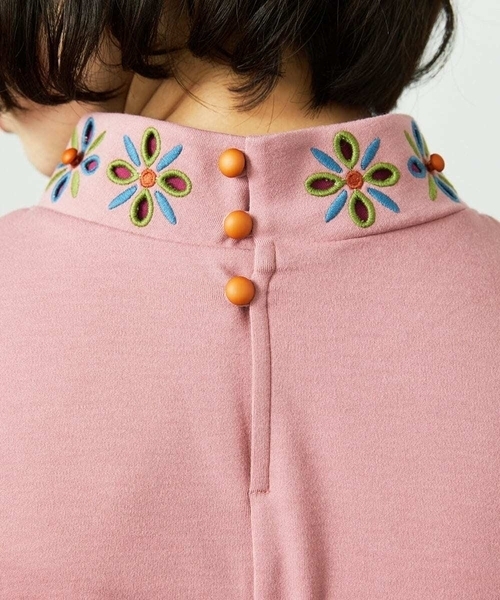 Jocomomola(ホコモモラ)の「ベアスムース 配色フラワー刺繍カットソー(Tシャツ/カットソー・レディース・ブルー/グリーン/アイボリー/ライトピンク・40)」の6枚目の写真
