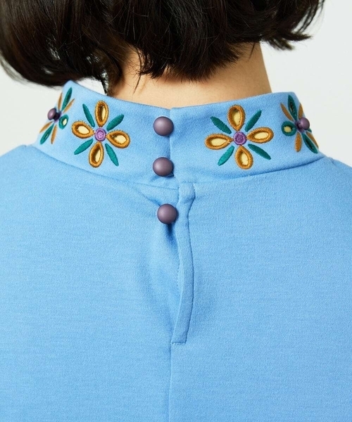 Jocomomola(ホコモモラ)の「ベアスムース 配色フラワー刺繍カットソー(Tシャツ/カットソー・レディース・ブルー/グリーン/アイボリー/ライトピンク・40)」の17枚目の写真