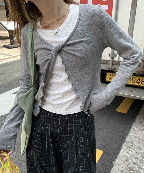LADY LIKE(レディライク)の「【春夏新作】タンク付きメローステッチトップス2点セット(Tシャツ/カットソー・レディース・グレー/ネイビー・M)」の17枚目の写真