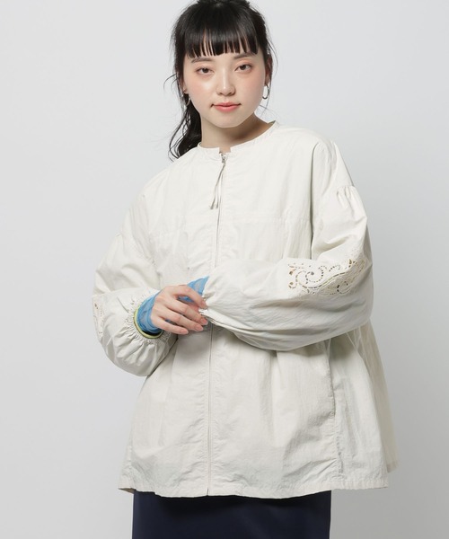 niko and...(ニコアンド)の「袖ぽわっと刺繍ブルゾン(ブルゾン・レディース・ライトブルー/アイボリー/ブラック・FREE)」の2枚目の写真