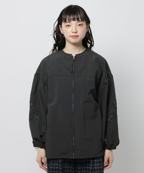 niko and...(ニコアンド)の「袖ぽわっと刺繍ブルゾン(ブルゾン・レディース・ライトブルー/アイボリー/ブラック・FREE)」の11枚目の写真