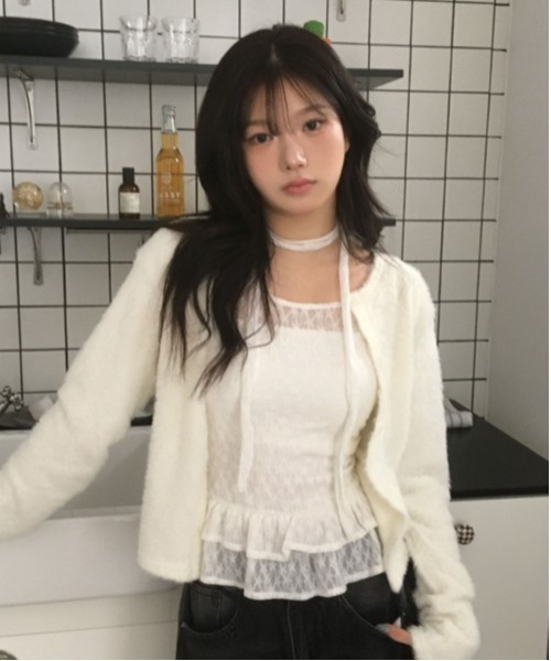 Vini(ヴィニ)の「シャーリングレース タイ付きペプラムブラウス(Tシャツ/カットソー・レディース・アイボリー・FREE)」の2枚目の写真
