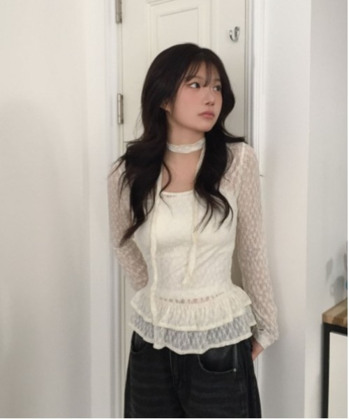 Vini(ヴィニ)の「シャーリングレース タイ付きペプラムブラウス(Tシャツ/カットソー・レディース・アイボリー・FREE)」の5枚目の写真
