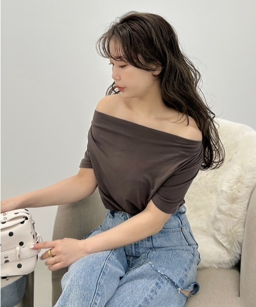 FRAY I.D（フレイアイディー）の「ドレープネックオフショルカットソー／ウォッシャブル（Tシャツ/カットソー・レディース・ライトブルー/その他/ホワイト/ピンク/ブラウン/チャコールグレー/ネイビー・1/0）」の4枚目の写真