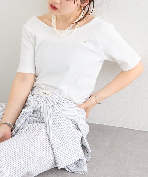 mystic(ミスティック)の「【4色展開】プレート付きワイドネックT(Tシャツ/カットソー・レディース・オフホワイト/ブラック/ピンク/ブラウン・FREE)」の2枚目の写真