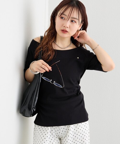 mystic(ミスティック)の「【4色展開】プレート付きワイドネックT(Tシャツ/カットソー・レディース・オフホワイト/ブラック/ピンク/ブラウン・FREE)」の3枚目の写真