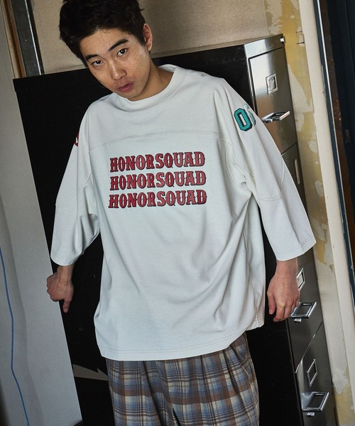 niko and...（ニコアンド）の「フットボールプリントT（Tシャツ/カットソー・メンズ・チャコール/グリーン/オフホワイト・LARGE/MEDIUM）」の2枚目の写真