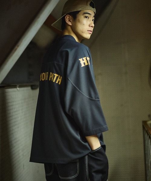 niko and...（ニコアンド）の「フットボールプリントT（Tシャツ/カットソー・メンズ・チャコール/グリーン/オフホワイト・LARGE/MEDIUM）」の3枚目の写真