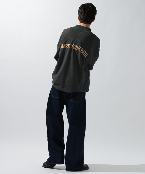 niko and...（ニコアンド）の「フットボールプリントT（Tシャツ/カットソー・メンズ・チャコール/グリーン/オフホワイト・LARGE/MEDIUM）」の8枚目の写真