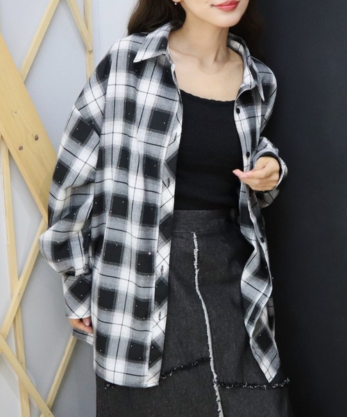 CECIL McBEE(セシルマクビー)の「ラインストーン付きエコチェックシャツ(シャツ/ブラウス・レディース・ブラック/ブルー・LARGE/MEDIUM)」の1枚目の写真