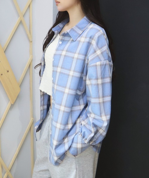 CECIL McBEE(セシルマクビー)の「ラインストーン付きエコチェックシャツ(シャツ/ブラウス・レディース・ブラック/ブルー・LARGE/MEDIUM)」の4枚目の写真