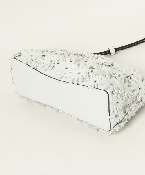 MICHAEL KORS（マイケルコース）の「ATHENA フローラル アップリケ コンバーチブル クラッチ（クラッチバッグ・レディース・ホワイト系・FREE）」の6枚目の写真