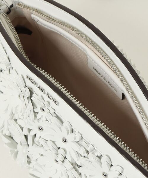 MICHAEL KORS（マイケルコース）の「ATHENA フローラル アップリケ コンバーチブル クラッチ（クラッチバッグ・レディース・ホワイト系・FREE）」の7枚目の写真