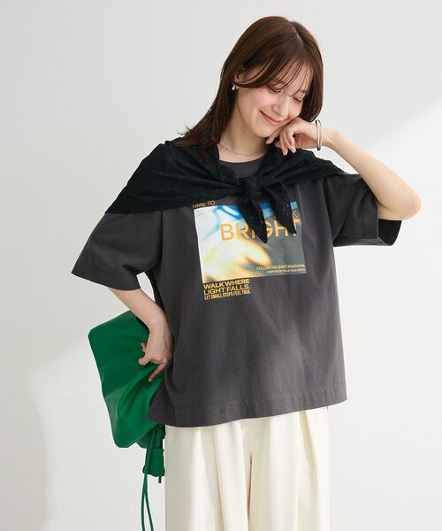 Green Parks(グリーンパークス)の「SET2点フォトTシャツ+レーススカーフ(Tシャツ/カットソー・レディース・ブラウン/オフホワイト/チャコールグレー・FREE)」の19枚目の写真