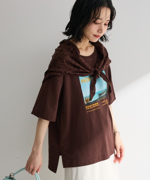 Green Parks(グリーンパークス)の「SET2点フォトTシャツ+レーススカーフ(Tシャツ/カットソー・レディース・ブラウン/オフホワイト/チャコールグレー・FREE)」の3枚目の写真