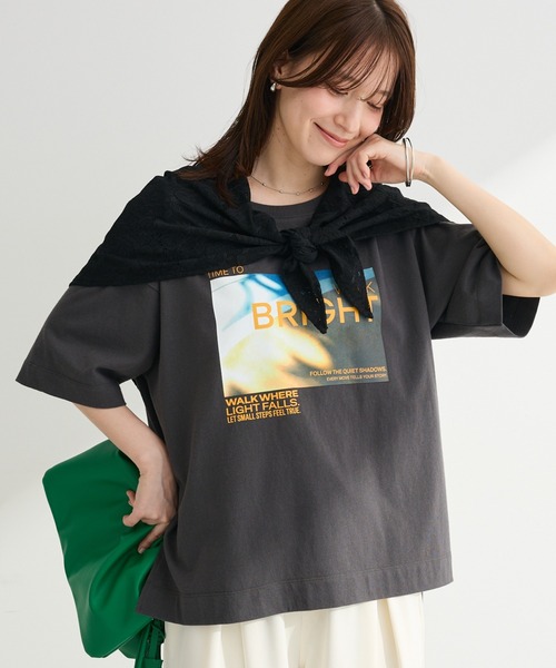 Green Parks(グリーンパークス)の「SET2点フォトTシャツ+レーススカーフ(Tシャツ/カットソー・レディース・ブラウン/オフホワイト/チャコールグレー・FREE)」の2枚目の写真