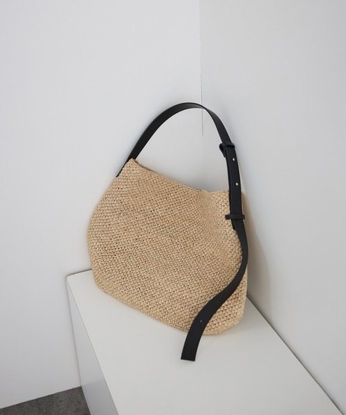 SALON adam et rope'(サロン アダム エ ロペ)の「【W S(ドゥーブル)】レザーハンドルラフィアバッグ(ショルダーバッグ・レディース・ベージュ・FREE)」の9枚目の写真