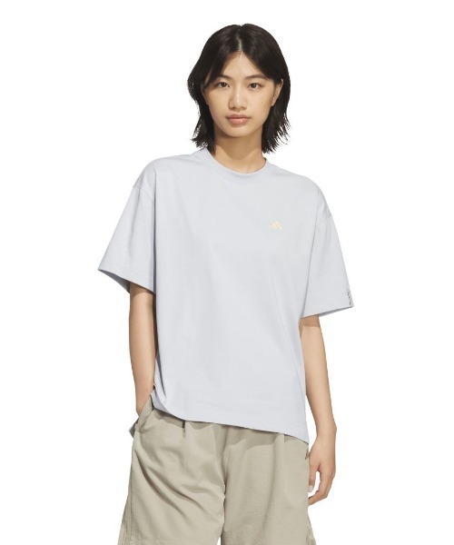 adidas(アディダス)の「アディダス adidas エッセンシャルズ プラス スモールロゴ ルーズフィット半袖Tシャツ(Tシャツ/カットソー・レディース・ブルー/ホワイト・S/M/L/XL)」の1枚目の写真