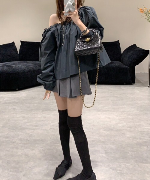 FREE STYLISTS(フリー スタイリスト)の「YUGA_YGMC Korean style off-the-shoulder blouse(シャツ/ブラウス・レディース・ブラック/ホワイト・FREE)」の4枚目の写真