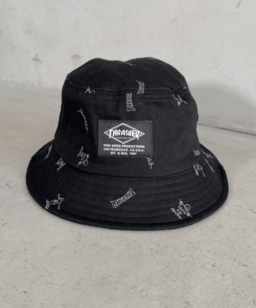 THRASHER(スラッシャー)の「THRASHER ロゴワッペン キッズ バケットハット(総柄デザイン)(ハット・キッズ・キャメル/ネイビー/ブラック・54cm)」の1枚目の写真