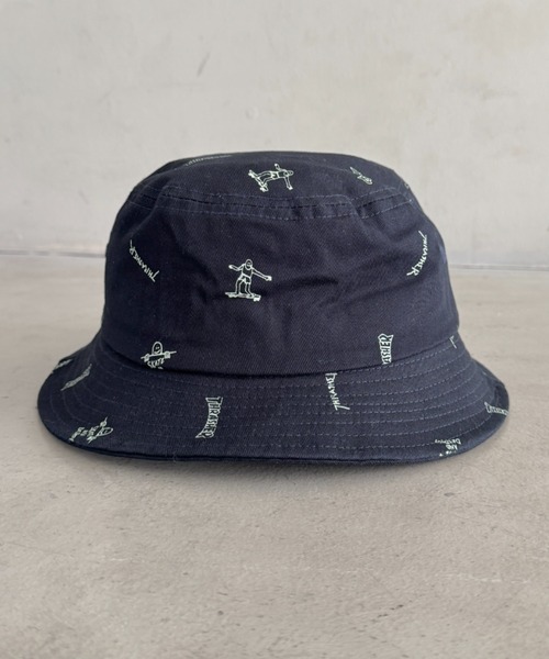 THRASHER(スラッシャー)の「THRASHER ロゴワッペン キッズ バケットハット(総柄デザイン)(ハット・キッズ・キャメル/ネイビー/ブラック・54cm)」の5枚目の写真