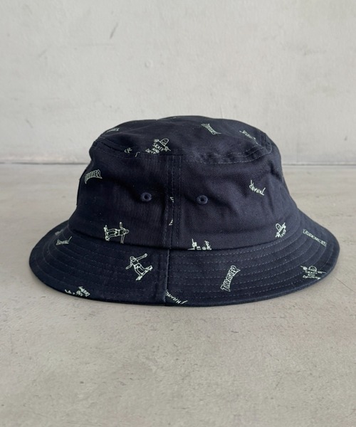 THRASHER(スラッシャー)の「THRASHER ロゴワッペン キッズ バケットハット(総柄デザイン)(ハット・キッズ・キャメル/ネイビー/ブラック・54cm)」の4枚目の写真