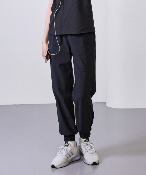BASIC HOUSE(ベーシックハウス)の「レディース スーパー ストレッチ スパン バンディング ジョガーパンツ ブラック(スウェットパンツ・レディース・ブラック・26inch/28inch/30inch/32inch)」の2枚目の写真