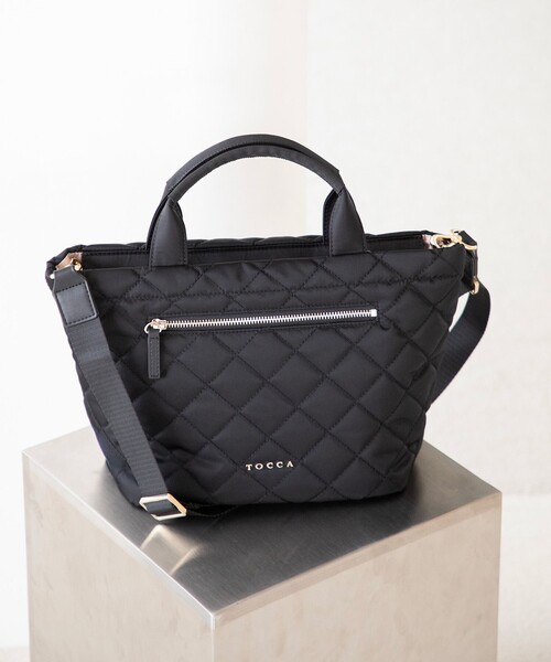TOCCA(トッカ)の「TRACE PAVE FASTENER TOTE ナイロンキルトバッグ(トートバッグ・レディース・レッド系/ブラック系/ネイビー系/ベージュ系・F)」の1枚目の写真