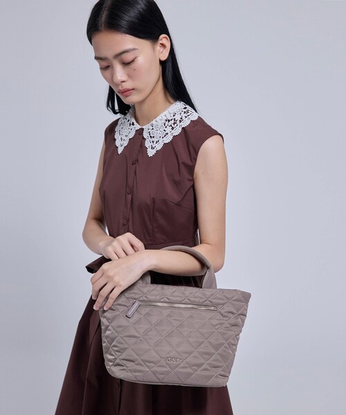 TOCCA(トッカ)の「TRACE PAVE FASTENER TOTE ナイロンキルトバッグ(トートバッグ・レディース・レッド系/ブラック系/ネイビー系/ベージュ系・F)」の2枚目の写真