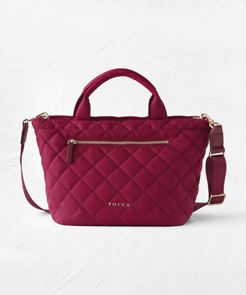 TOCCA(トッカ)の「TRACE PAVE FASTENER TOTE ナイロンキルトバッグ(トートバッグ・レディース・レッド系/ブラック系/ネイビー系/ベージュ系・F)」の4枚目の写真