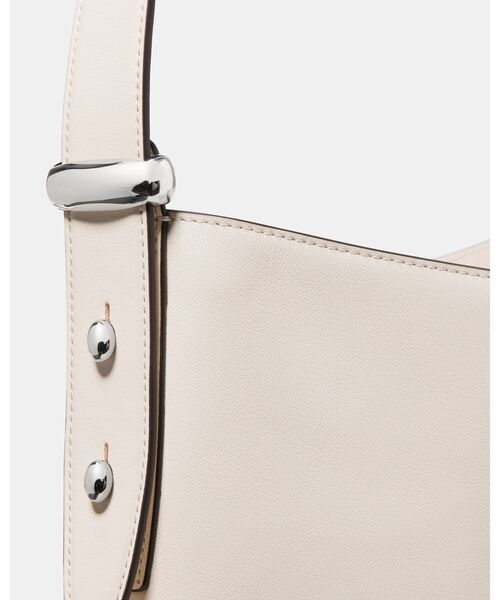 kate spade new york（ケイトスペード ニューヨーク）の「ヘイロー バケット バッグ（ショルダーバッグ・レディース・ベージュ・ONESIZE）」の6枚目の写真