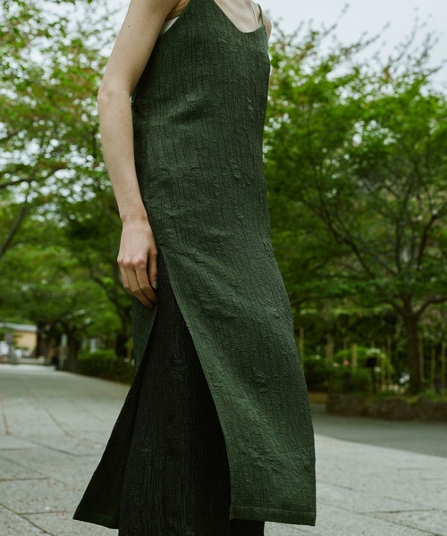 OMMO（オーエムエムオー）の「WASHER LONG CAMI TOP（キャミソール・レディース・ブラック/カーキ/ベージュ・36/38）」の9枚目の写真