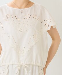 BEARDSLEY（ビアズリー）の「フラワーカットワークパネル刺しゅうブラウス《15 quinze》（シャツ/ブラウス）」