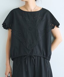 BEARDSLEY（ビアズリー）の「フラワーカットワークパネル刺しゅうブラウス《15 quinze》（シャツ/ブラウス）」