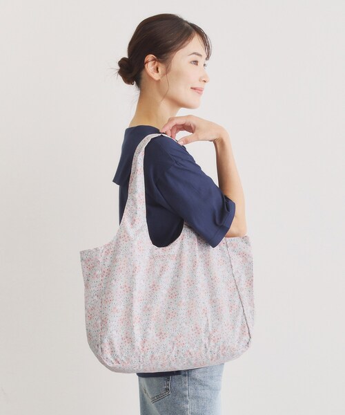 LAURA ASHLEY(ローラアシュレイ)の「【撥水・防水加工】ラックリー メドウ柄 レインパッカブルトートバッグ(エコバッグ/サブバッグ・レディース・イエロー系その他2/ライトパープル/ターコイズブルー系9・00)」の19枚目の写真