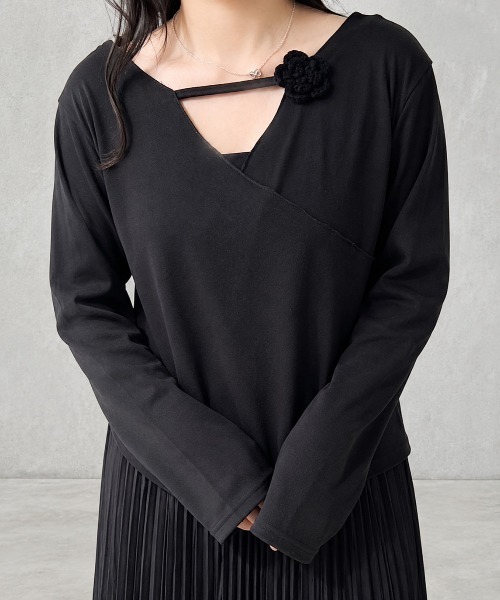 GREENHOX(グリーンホックス)の「立体フラワーアクセントアシンメトリーデザイントップス(Tシャツ/カットソー・レディース・アイボリー/ブラック・MEDIUM/LARGE)」の2枚目の写真