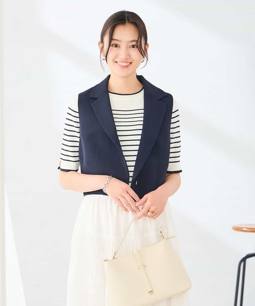a.v.v(アーヴェヴェ)の「【洗える】クロップド丈テーラードジレ(ベスト・レディース・ベージュ/ネイビー・39)」の3枚目の写真