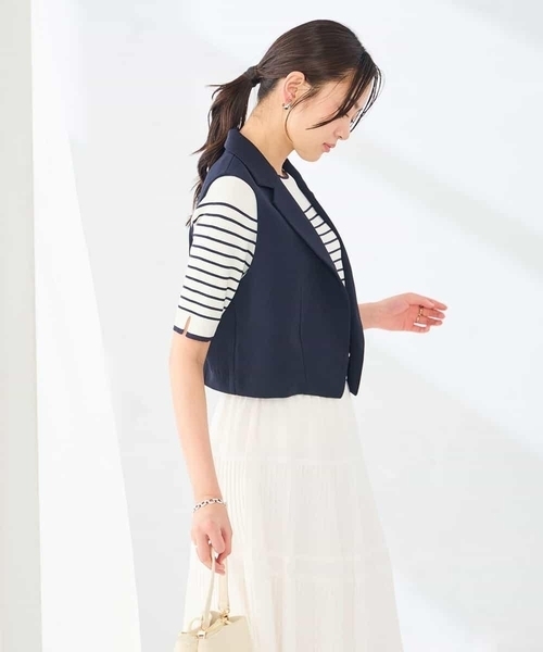 a.v.v(アーヴェヴェ)の「【洗える】クロップド丈テーラードジレ(ベスト・レディース・ベージュ/ネイビー・39)」の5枚目の写真