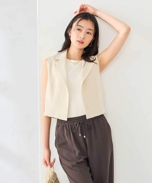 a.v.v(アーヴェヴェ)の「【洗える】クロップド丈テーラードジレ(ベスト・レディース・ベージュ/ネイビー・39)」の9枚目の写真