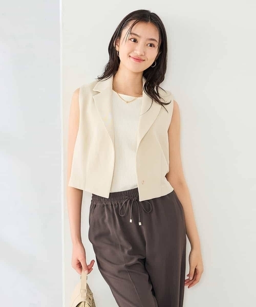 a.v.v(アーヴェヴェ)の「【洗える】クロップド丈テーラードジレ(ベスト・レディース・ベージュ/ネイビー・39)」の10枚目の写真